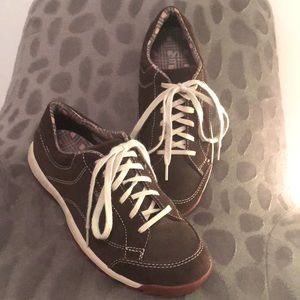 Simple Canvas Lace-Up Sneakers